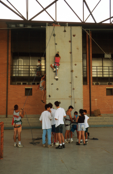 Exercicis d'escalada organitzats pels Amics de l'Esport que tingueren lloc a la Pista coberta anexa al Pavelló poliesportiu