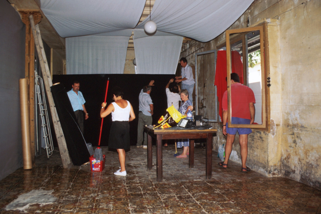 la gent del Taller d'història preparant l'expocició de fotografies per la Festa Major del 1996