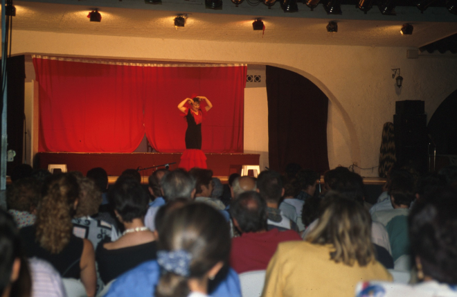 La Montserrat Rovira en una represtació o imitació flamenca en el festival de varietats organitzat per la coral El Gínjol a la Pista Jardí l'agost de 1996