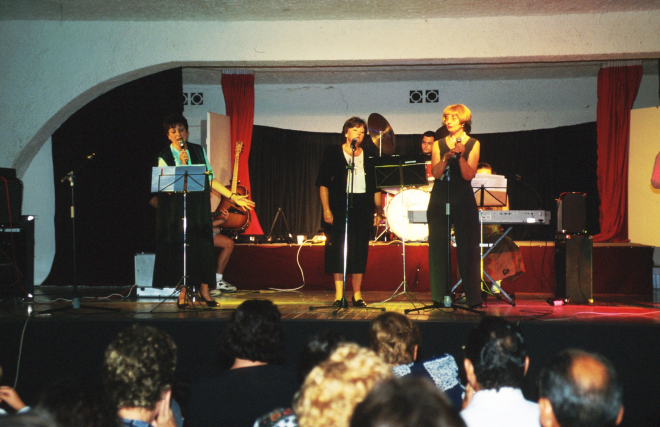 Un detall del festival de varietats que portà a cap la coral El Gínjol a la Pista Jardí.

Benjamí Pons a la bateria, M Teresa Taylor, Montserrat Artigas, M Àngels Carbonell cantant i la professora Judit Giralt