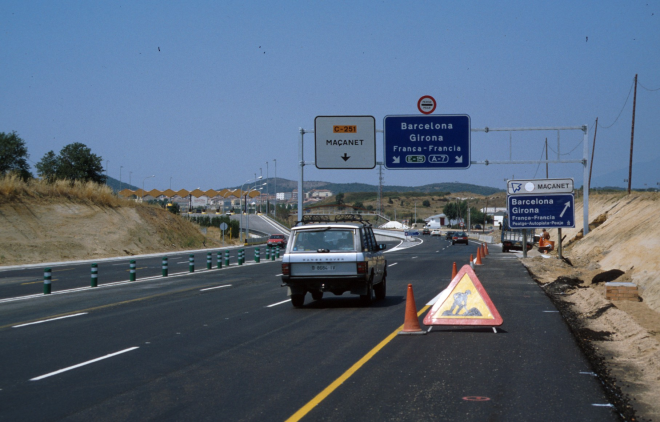 L'entrada a l'autopista A-7 al peatge núm. 9 amb el poble de Maçanet al fons.