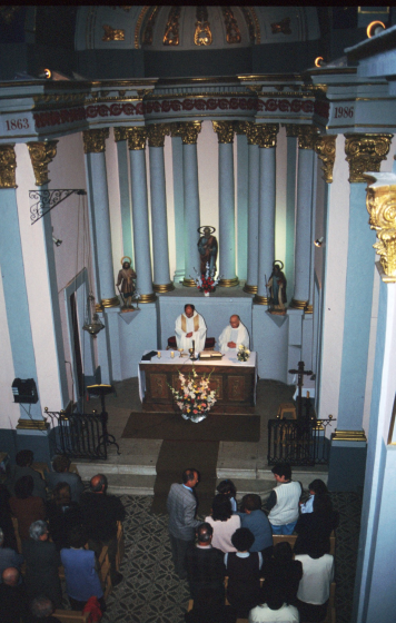 Detall de la festa que es celebrà a l'Església de la parròquia de Martorell amb motiu de la jubilació del que fou rector Mn Conrad Ruhí. El que celebra la missa és Mn Josep Puig, rector de Maçanet.