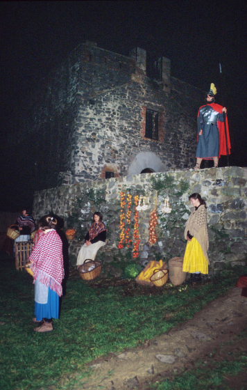 Pessebre vivent a Sant Jordi l'any 1996. Detall del mercat mentres un soldat romà vigila des de dalt del mur.