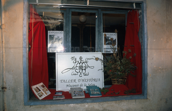 L'aparador de Ca l'Ubà vell a la plaça de l'Església durant els dies de l'exposició de fotografies per la Festa Major