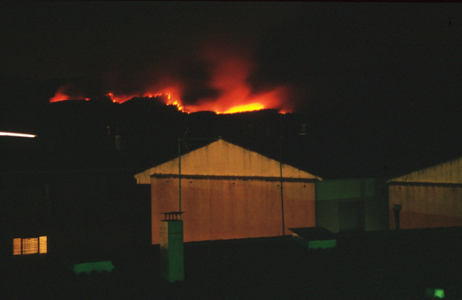 fotografia presa a la nit durant l'incendi forestal de l'agost del 93