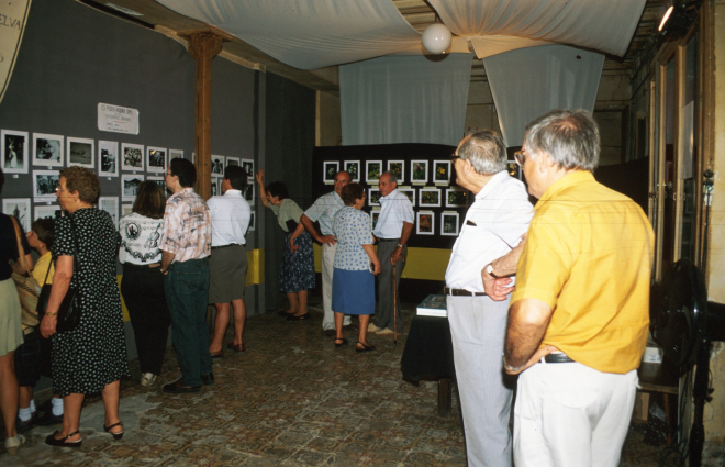 Detall de l'exposició de fotografies per la festa major del 1996 que organitza el Taller d'Història