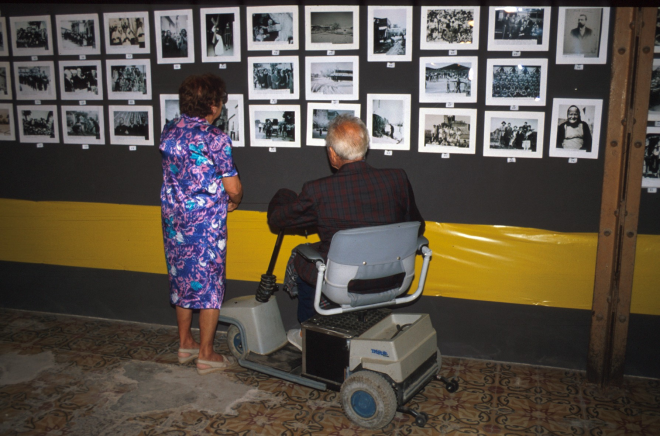 En Josep Quellos amb la seva muller Lola Pasqual visitant l'exposició de fotos del Taller d'Història.