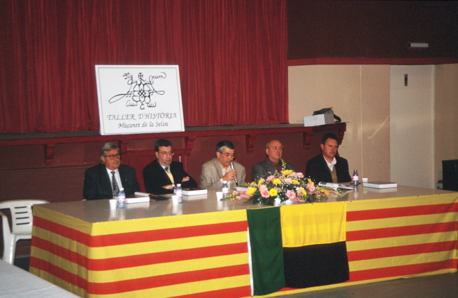 Presentació del llibre de la vila.

En Juli Campeny president del Taller d'Història en la presentació del llibre La Nostra Vila, acompanyat pel Sr. Mas de la Diputació, de Joan Domènech, col·laborador, de Jordi Munsó, alcalde de Maçanet i de Narcís Vilella, presentador de l'acte.
