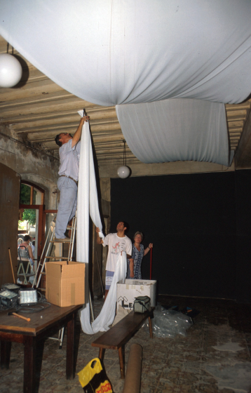 Preparant l'exposició del 96. En Narcís Vilella, en Josep Costa i la Susana Clarió