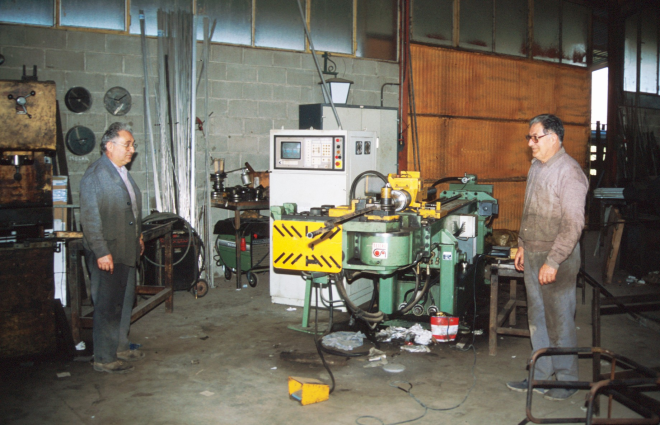 En Saturní Costa i el seu germà Francesc en el Taller de metal·lúrgia de la seva propietat