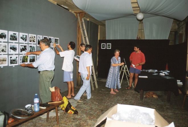 Treballs de muntage de l'exposició de fotografies per la gent del Taller d'història per la festa major del 96