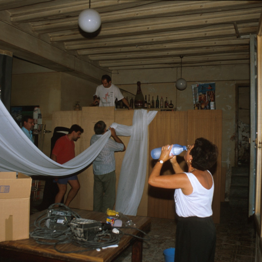 Preparant per fer l'exposició a Ca l'Ubà per la festa major en primer lloc Assumcpió Artigas que tenia sed.
