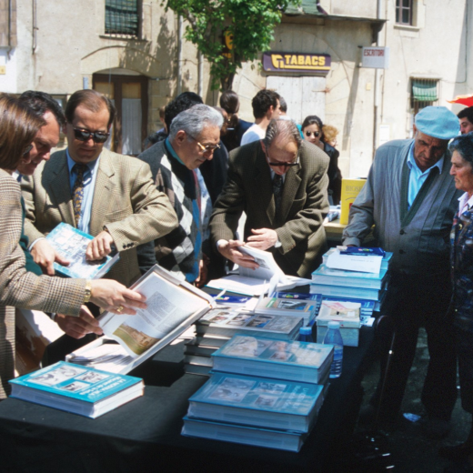 Fira Artesanal de les Festes del Roser. El públic a la parada del Taller d'Història examinant el llibre 