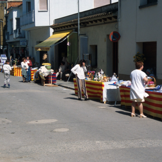Parades en el carrer dels Dolors el dia de la Fira Artesanal