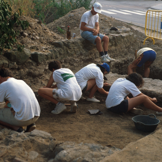 El grup de treball d'estudiants en plena tasca de recerca en la vila romana de Maçanet.