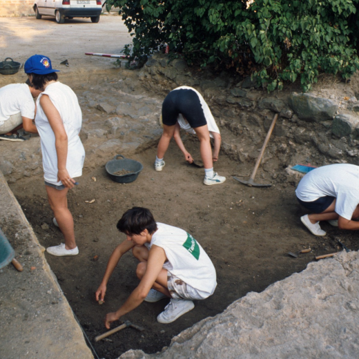 El grup de treball d'estiuejants en plena tasca de recerca a la vila romana de Maçanet.