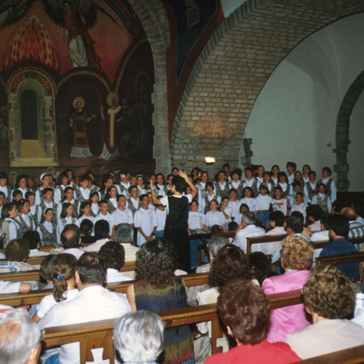 Les corals juvenils Gínjol de Maçanet i Olavide de Vitòria en una de les seves actuacions conjuntes; aquesta vegada sota la direcció de la directora Vasca
