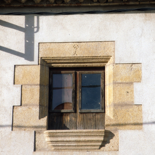 Detall de l'antiga finestra de Ca la Gracieta Moragues, al carrer dels Dolors.