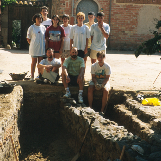 El grup d'estudiants d'arqueologia que treballen a les excavacions a la vila romana de Maçanet.