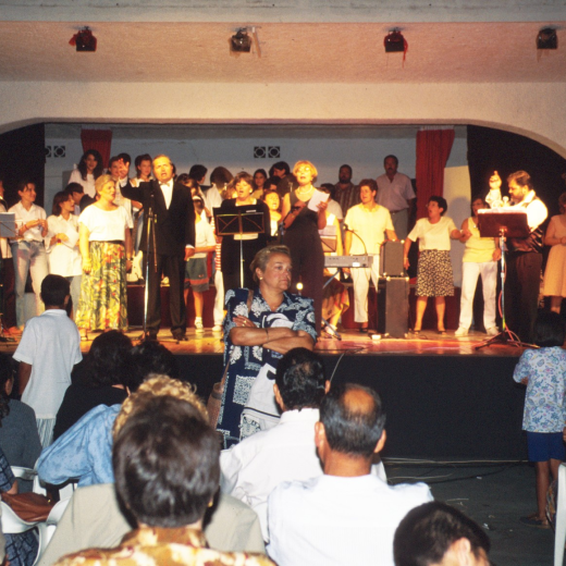 Comiat final de l'espectacle del festival del Gínjol a la Pista Jardí cantant 