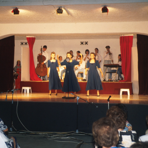 Anna Miralpeix, Roser Reyner i Glòria Viñolas, les tres vedets i l'orquestra al darrera en el festival del Gínjol