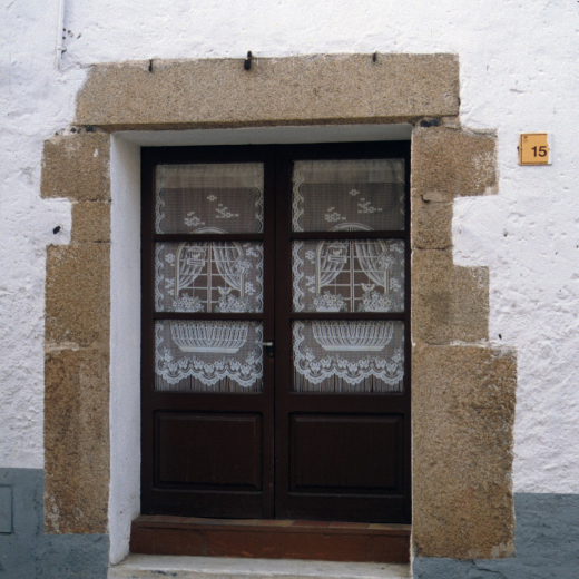 Porta d'entrada a la casa del carrer Dolors coneguda com a Ca la Gracieta Moragues.
