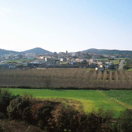 Vista general de la vila de Maçanet des del Turó de Can Dot. Al fons, al centre, l'emblemàtic turó de Sant Jordi