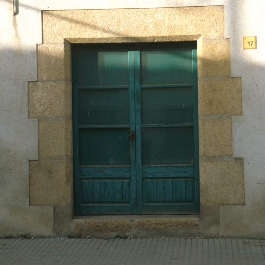 Porta d'entrada i finestra de l'antiga casa Can Buscastell, al carrer dels Dolors abans de ser enderrocada i reconstruída novament.