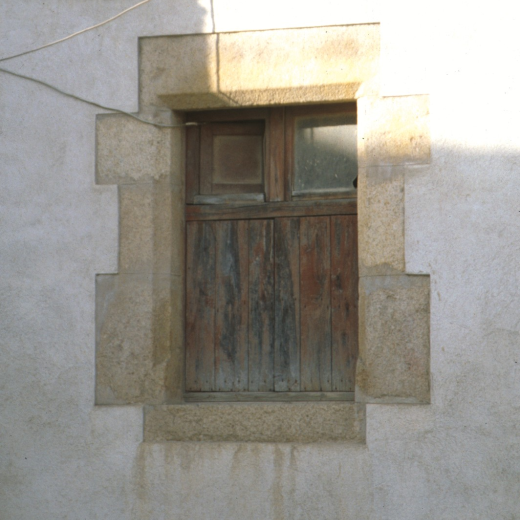 Finestres de l'antiga casa Can Buscastells abans de l'enderrocament que donà pas a la nova construcció