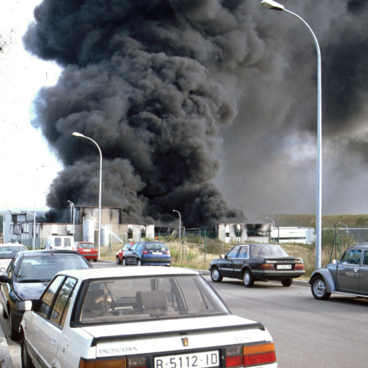 La fàbrica CEVAPLAST al polígon industrial durant l'incendi que la destruí totalment.