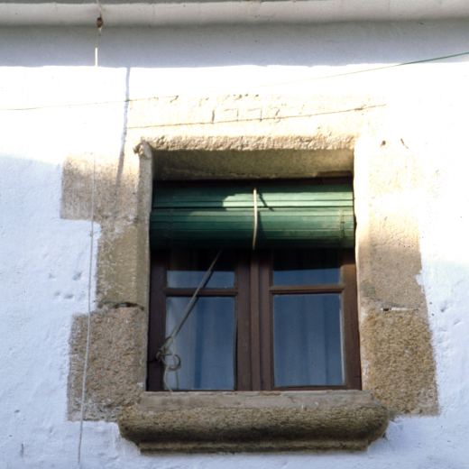 Detall de la finestra superior i el teulat de Ca la Gracieta Moragues al carrer dels Dolors.