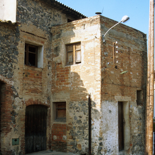 L'antiga casa Can Batista, antigament Can Surós al carrer de Sils, avui llastimosament abandonada.
