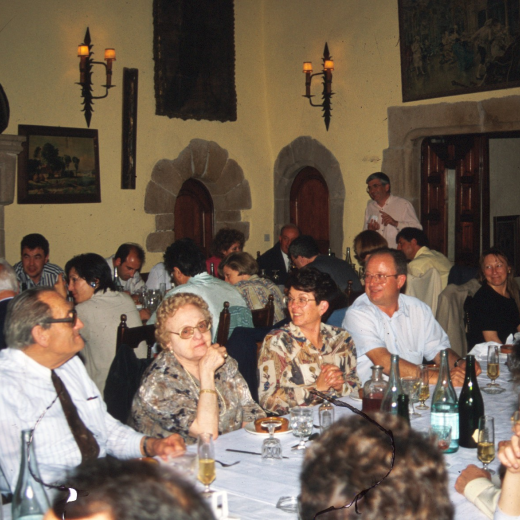Sopar del Taller d'història al Palau de Foixà amb motiu de la publicació del llibre La Nostra Vila. A la taula en primer terme hi podem veure a Josep Reyner i la seva muller Assumpció Romaguera, a Assumpció Artigas, Josep Panosa i Dora Tarrés, tots membres fundadors del Taller d'història.