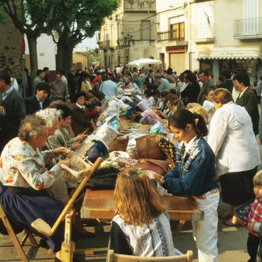 Festes del Roser, detall del concurs de puntaires a la plaça de l'Església que té lloc cada any