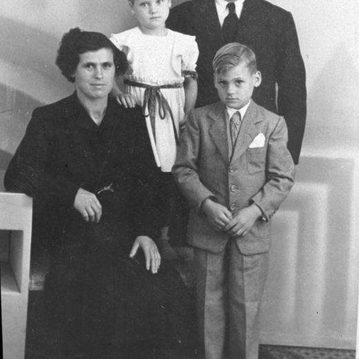 El matrimoli Francesc Brossa i Herminia Barrera amb els seus fills Joan i Maria quan estaven a Cal Ros de Martorell.