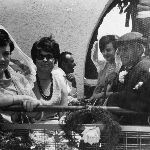 Festa de la Vellesa a Maçanet. Els avis homenatjats Miquel Francesch i Josep Clos amb les noies acompanyants: Felicitat Maresma, Assumpció Artigas i Montserrat Artigas.