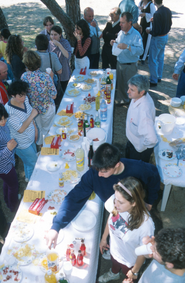 Festa de la llum a Sant Jordi. Taula amb l'aperitiu amb que foren obsequiats els assistents a la festa.
