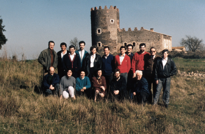 Grup del Taller d'història, autors del llibre El nostre poble de pagés en una foto amb la torre de Marata com a fons.
