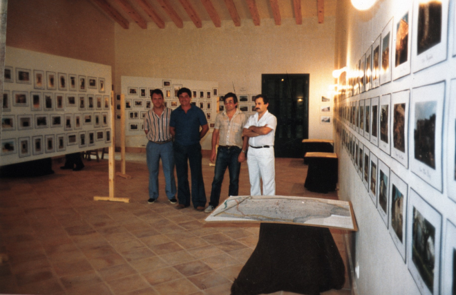 Exposició de fotografies de les cases de pagés que tingué lloc a la sala d'actes de l'ajuntament l'any 1984, organitzada pel taller d'història. L'èxit d'aquesta exposició fou motiu perquè s'edités el llibre El nostre poble de pagés l'any 1988