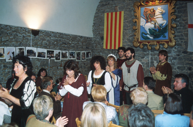 El grup CRISOL rebent els aplaudiments del públic assisent al concert de música medieval a Sant Jordi
