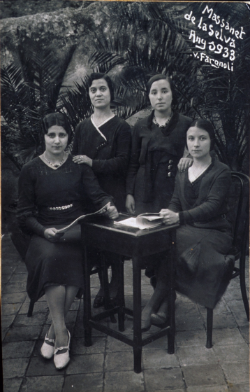Maria Figueras, Remei Coll, Pilar Deulofeu i Maria Guinart del taller de modistes de Can Cinto.