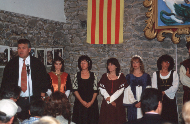 L'alcalde de Maçanet, Antoni Guinó, en la presentació del grup CRISOL en el concert de Sant Jordi el dia 6 d'abril.
