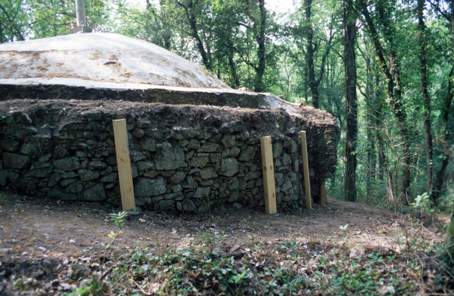 Detall del pou del glaç de Can Buscastell un cop netejat el seu entorn.