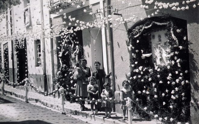 El carrer de Sant Sebastià adornat amb motiu de la visita de Nostra Sra de Fàtima l'any 51.