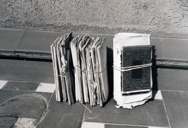 Documents antics deixats al taller d'història pel editar els llibres de Can Vendrell.