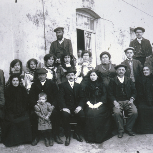 Festa del casament de Valenti Fargnoli amb la Rosa Vilasseca a l'antic café de Cal Bisbe de la plaça de l'Església l'any 1912.
