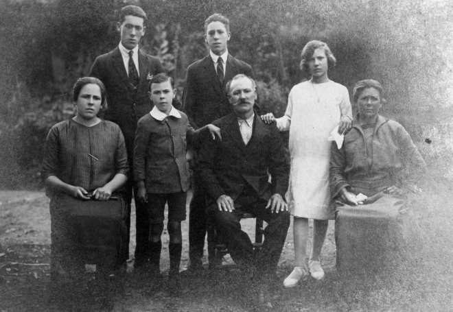 Família More-Soms

Drets: Francesc Moré i Joaquim Moré i Pepita Moré.

Asseguts: Lluïsa Moré i al seu costat el germà petit Pere Moré, seguidament els pares Joan Moré i Teresa Soms Prats, aquesta nascuda a Can Soms de l'Estany, de la família Soms, avui convertida en Ruiz. Aquest matrimoni i els fills visqueren molts anys a la Creueta prop de Quart a Girona.