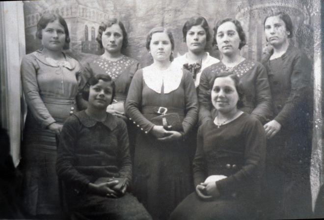 Un grup de noies de pagés de Maçanet.

D'esquerra a dreta: Angela Artigas, Herminda Güell, Maria Roca, Nativitat Güell, Mari Martí Camps.

Assegudes: Soledad Roca i Carme Taberner.