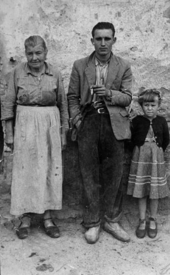 La Teresa Maynegre de Can Salt amb els seus fills Àngel i M Engràcia Vilasseca