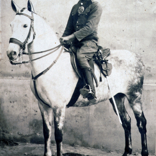 Un soldat de l'arma de Caballeria sortit de Can Rauret de les Bories.